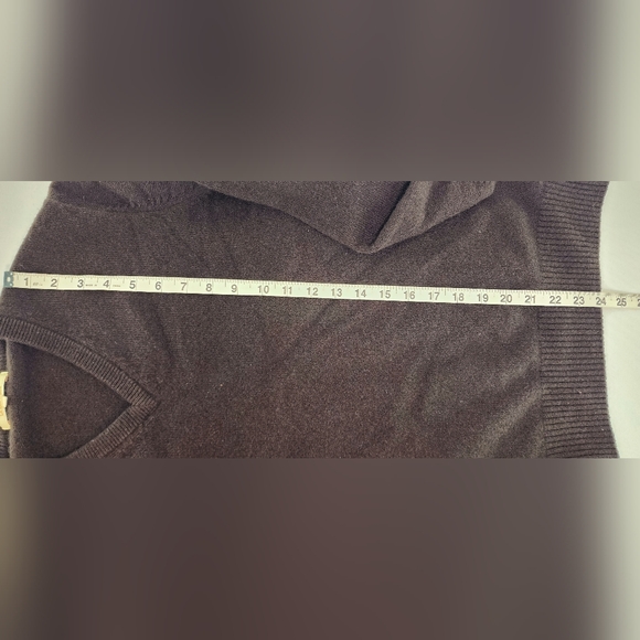 2 Uniqlo Lambswool v-neck sweaters - Picture 9 of 16